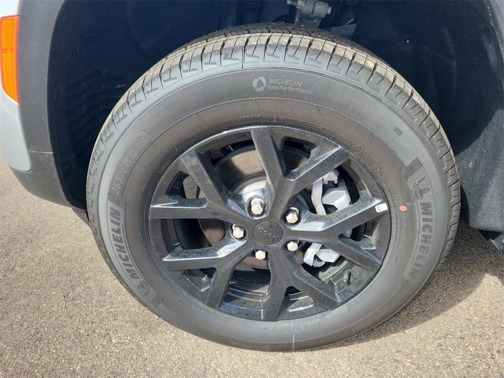 new 2025 Jeep Grand Cherokee car, priced at $39,018