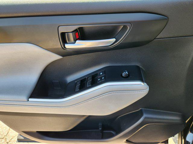 used 2020 Toyota Highlander Hybrid car, priced at $29,515