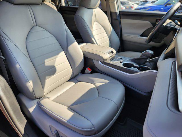 used 2020 Toyota Highlander Hybrid car, priced at $29,515