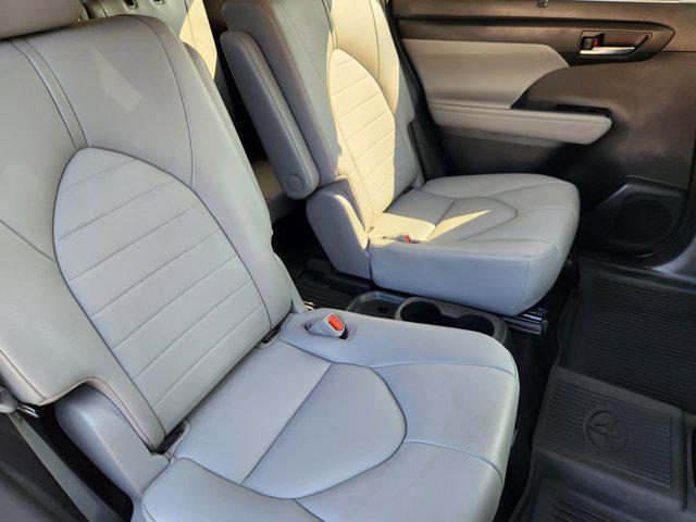 used 2020 Toyota Highlander Hybrid car, priced at $29,515
