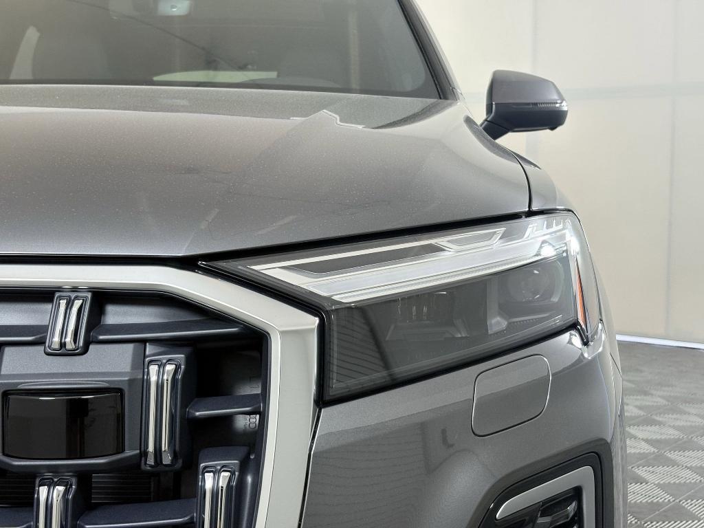 new 2025 Audi Q7 car, priced at $69,992
