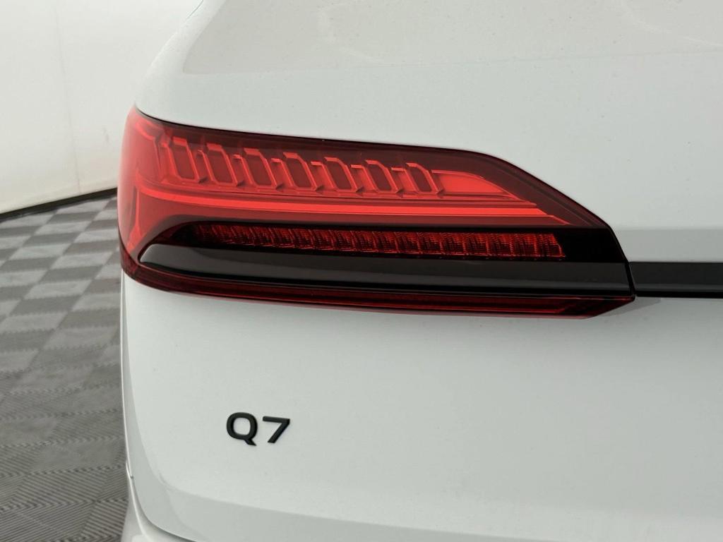 new 2025 Audi Q7 car, priced at $74,071