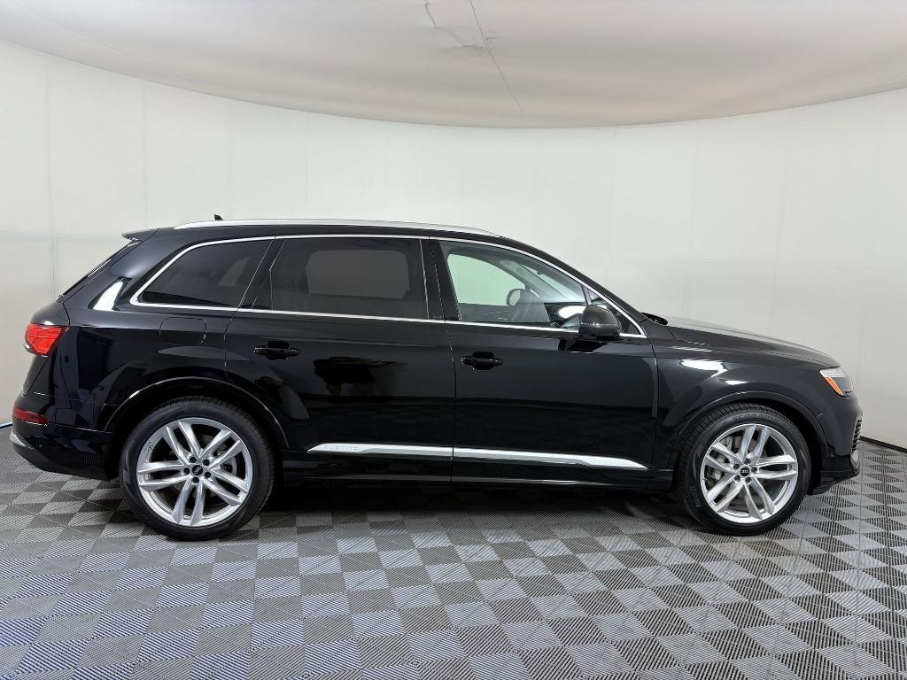 new 2025 Audi Q7 car, priced at $69,902