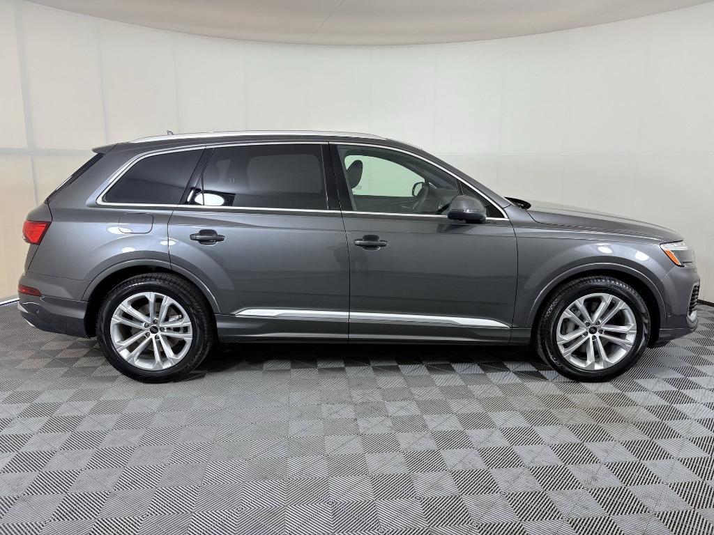 new 2025 Audi Q7 car, priced at $68,242