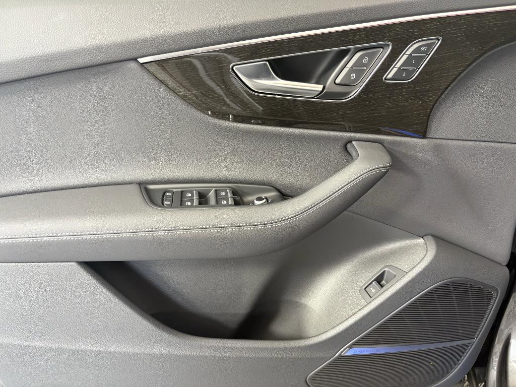 new 2025 Audi Q7 car, priced at $70,071