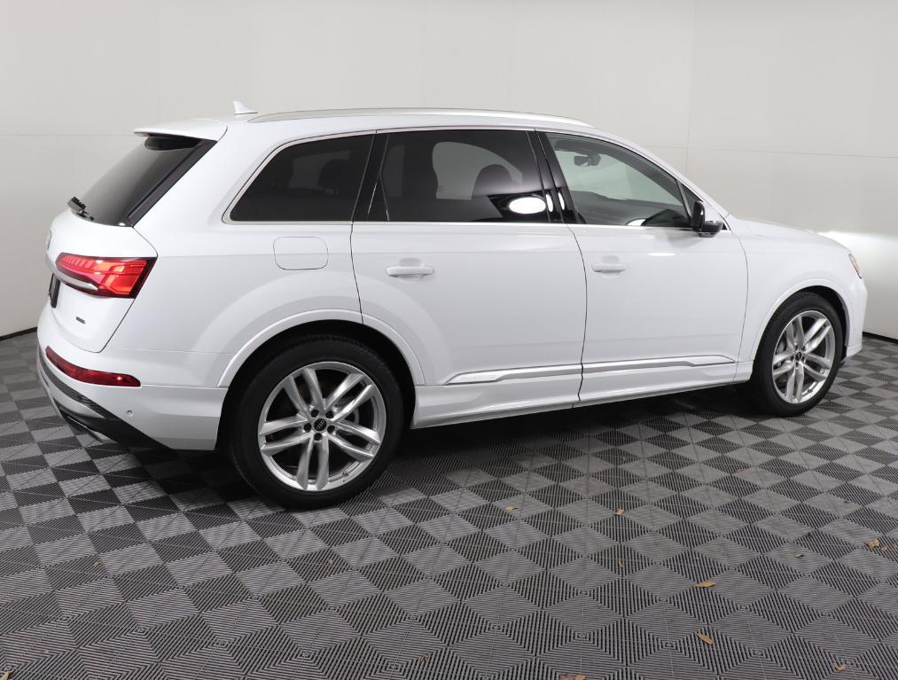 new 2025 Audi Q7 car, priced at $81,322