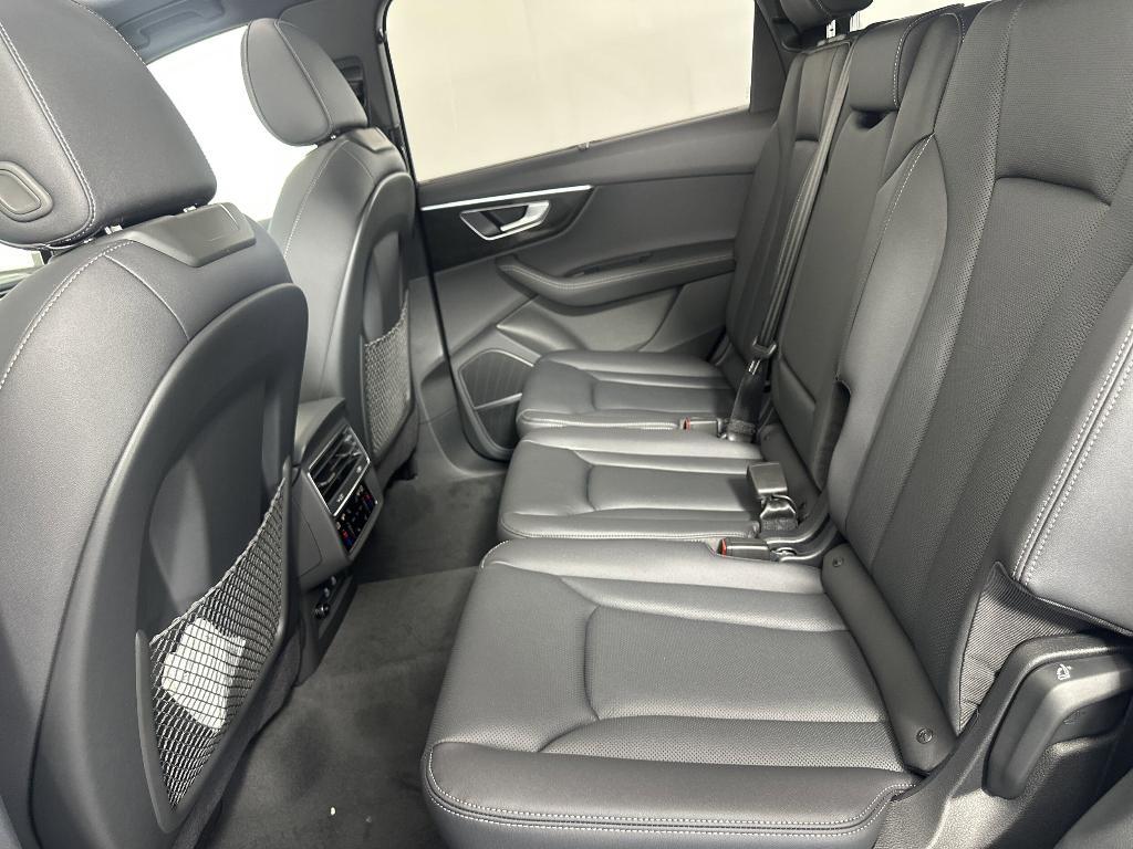 new 2025 Audi Q7 car, priced at $70,071