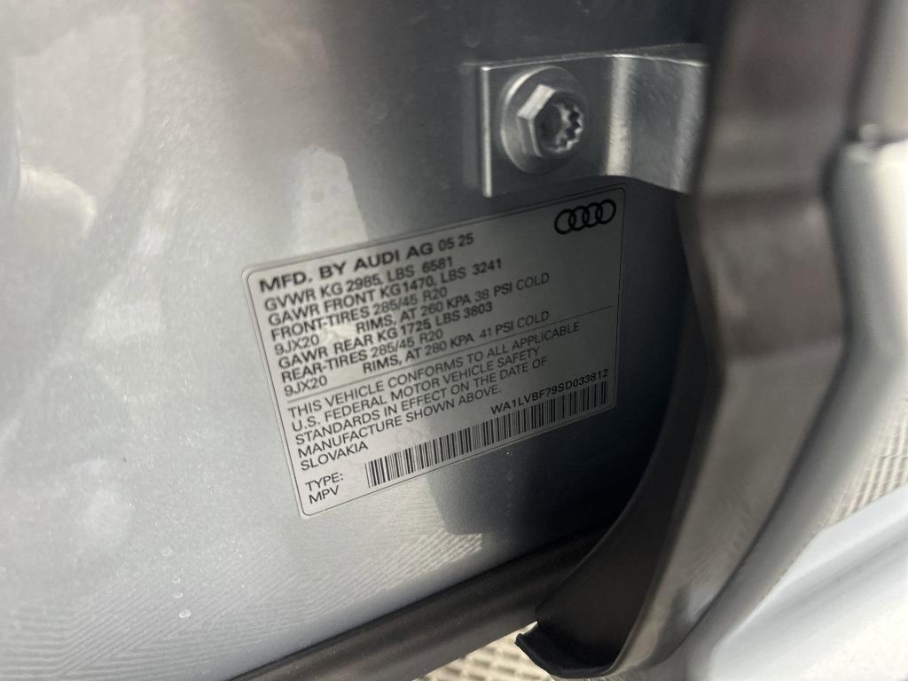new 2025 Audi Q7 car, priced at $70,071