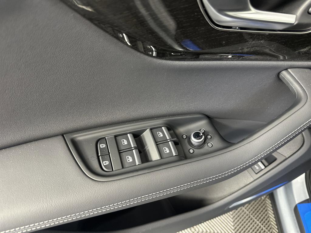 new 2025 Audi Q7 car, priced at $70,071