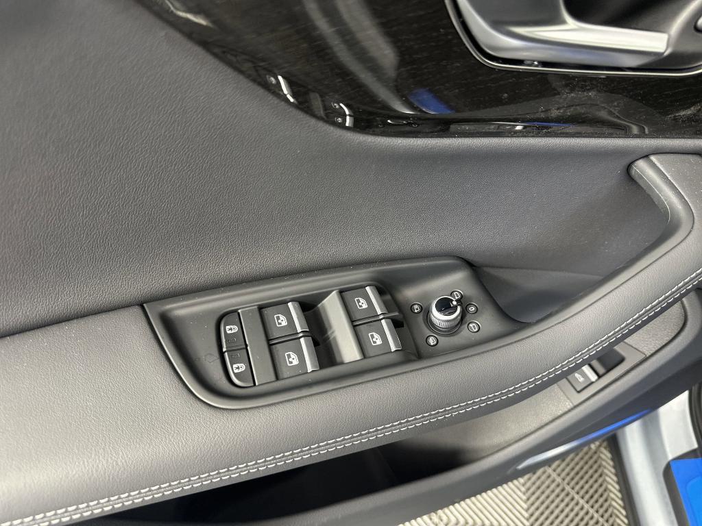 new 2025 Audi Q7 car, priced at $70,071