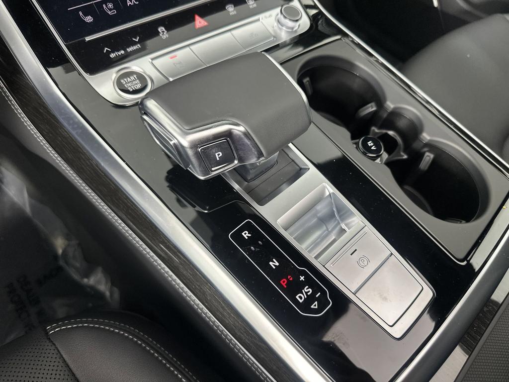 new 2025 Audi Q7 car, priced at $70,071