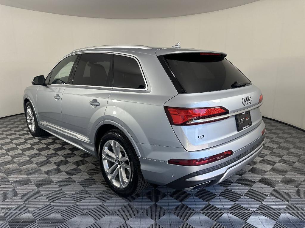 new 2025 Audi Q7 car, priced at $70,071