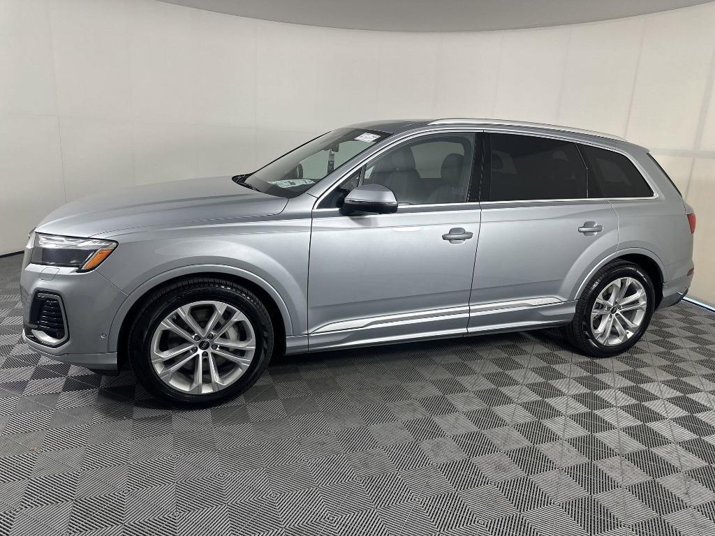 new 2025 Audi Q7 car, priced at $68,242