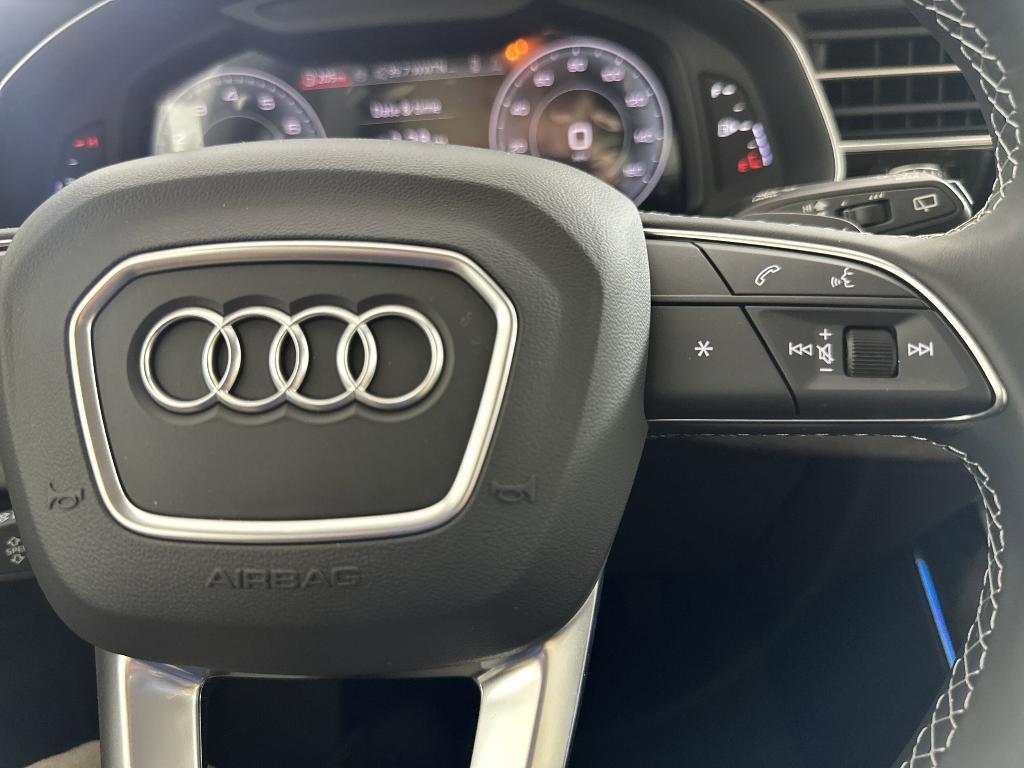 new 2025 Audi Q7 car, priced at $61,522