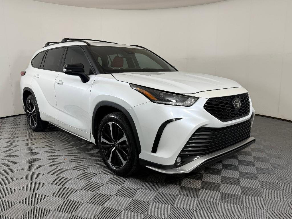 used 2022 Toyota Highlander car, priced at $28,999