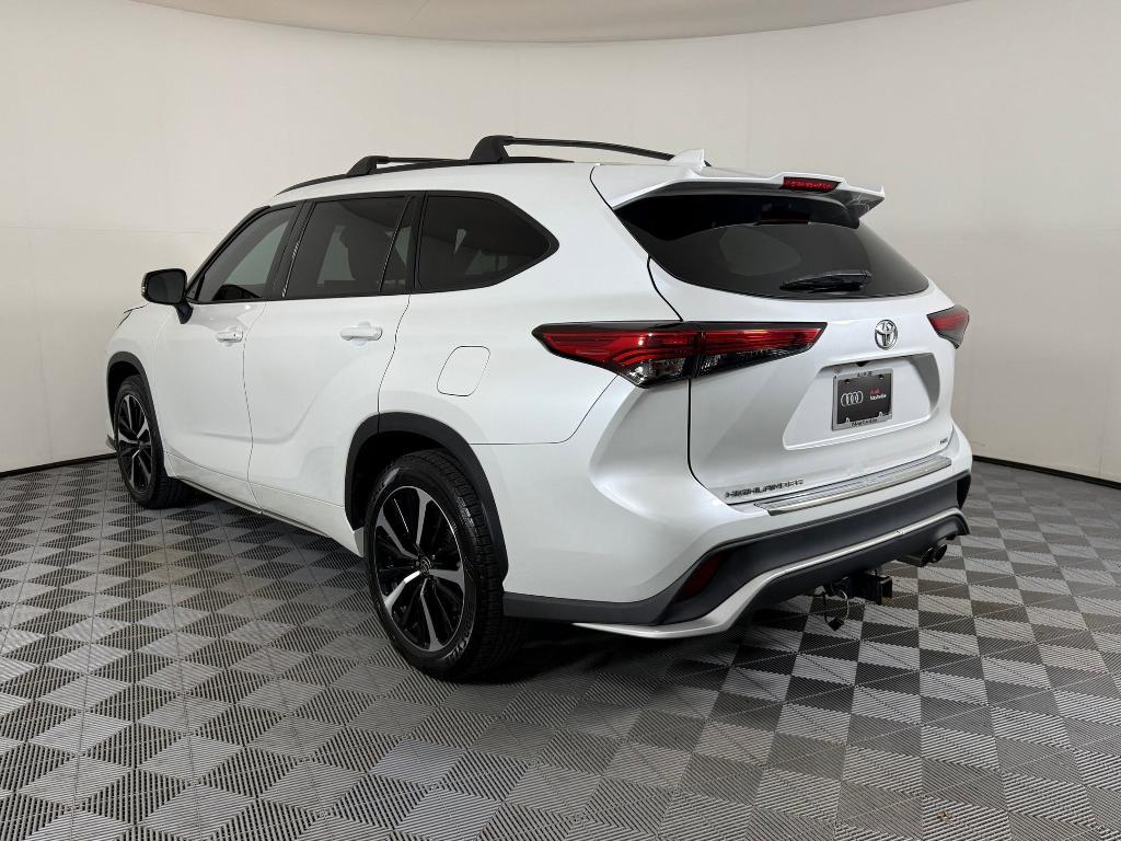 used 2022 Toyota Highlander car, priced at $28,999