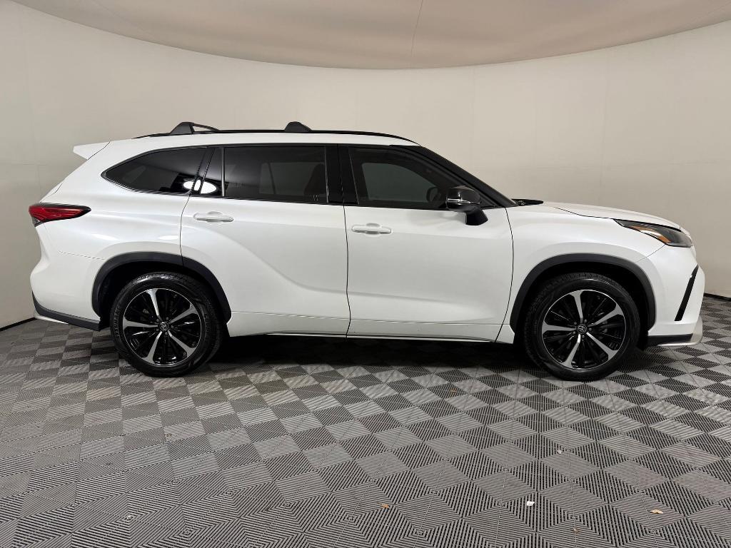 used 2022 Toyota Highlander car, priced at $28,999