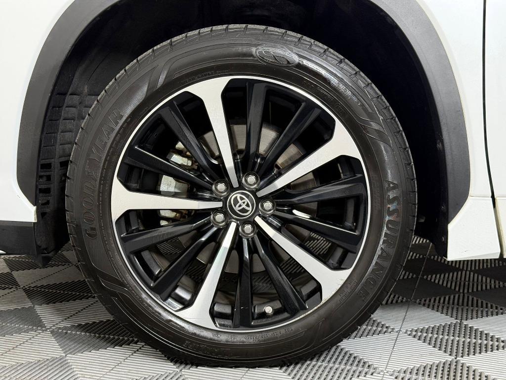used 2022 Toyota Highlander car, priced at $28,999