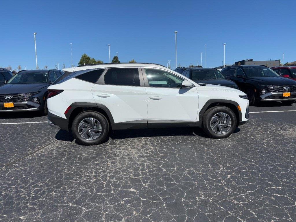 new 2025 Hyundai TUCSON Hybrid car, priced at $35,090