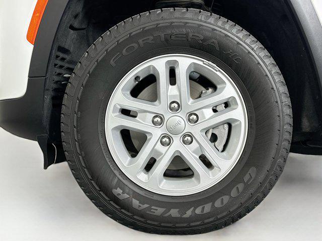 used 2024 Jeep Grand Cherokee car, priced at $29,487