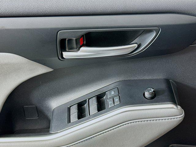 used 2021 Toyota Highlander Hybrid car, priced at $30,999