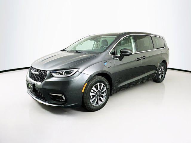 used 2022 Chrysler Pacifica Hybrid car, priced at $25,589