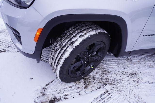 new 2025 Jeep Grand Cherokee car, priced at $49,554