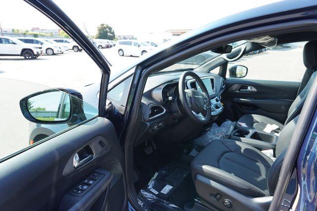 new 2025 Chrysler Pacifica car, priced at $43,603