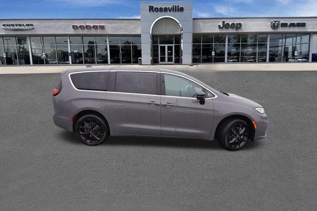 new 2025 Chrysler Pacifica car, priced at $42,816