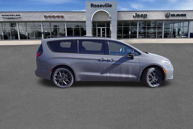 new 2025 Chrysler Pacifica car, priced at $47,831