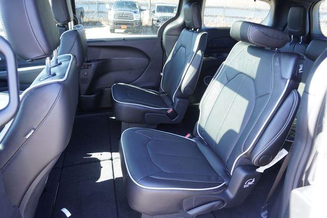 new 2025 Chrysler Pacifica car, priced at $47,831