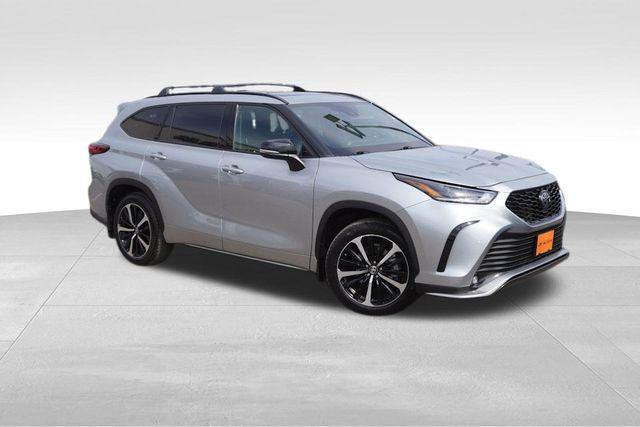 used 2022 Toyota Highlander car, priced at $38,149