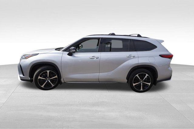 used 2022 Toyota Highlander car, priced at $38,149