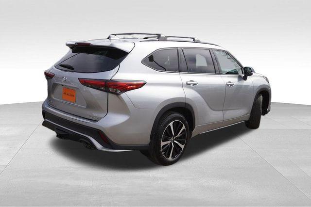 used 2022 Toyota Highlander car, priced at $38,149