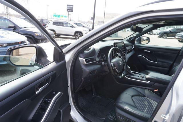 used 2022 Toyota Highlander car, priced at $38,149