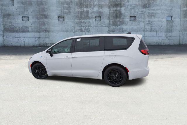 new 2024 Chrysler Pacifica Hybrid car, priced at $45,814