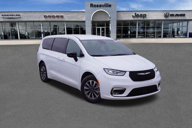 new 2025 Chrysler Pacifica Hybrid car, priced at $37,736