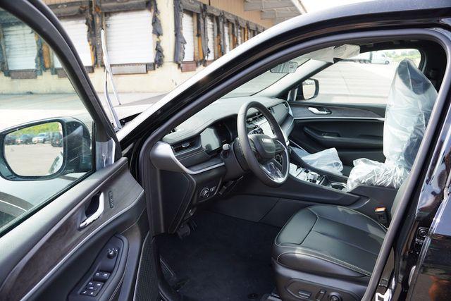 new 2025 Jeep Grand Cherokee car, priced at $48,003