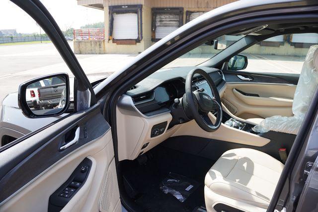 new 2025 Jeep Grand Cherokee car, priced at $49,359