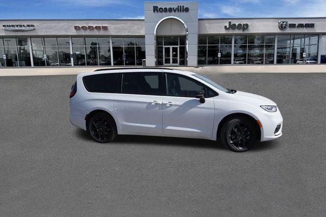 new 2024 Chrysler Pacifica car, priced at $51,826