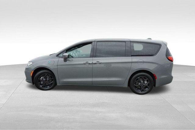 used 2022 Chrysler Pacifica Hybrid car, priced at $37,986
