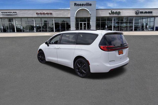 new 2024 Chrysler Pacifica car, priced at $45,678