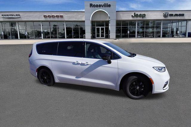 new 2025 Chrysler Pacifica car, priced at $37,563