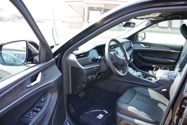 new 2025 Jeep Grand Cherokee car, priced at $42,024
