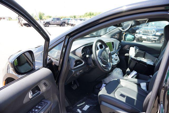 new 2025 Chrysler Pacifica car, priced at $39,132