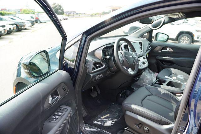 new 2025 Chrysler Pacifica car, priced at $41,831