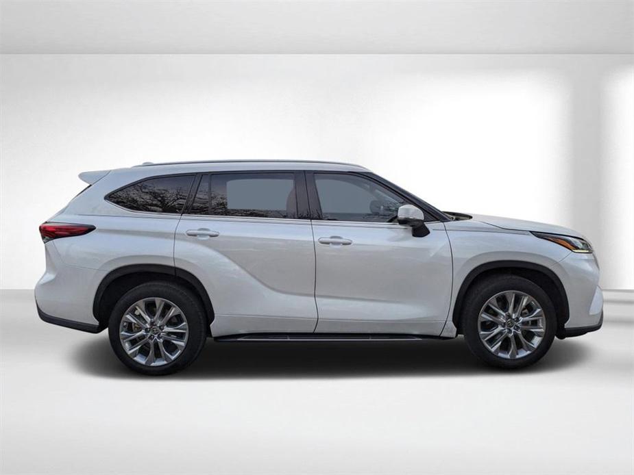 used 2022 Toyota Highlander car, priced at $35,309