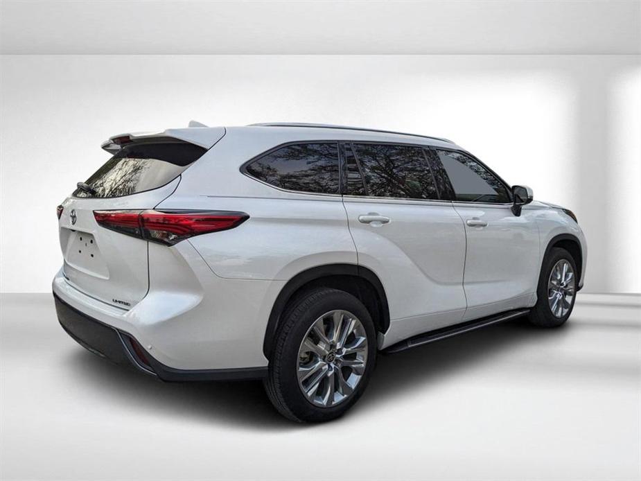 used 2022 Toyota Highlander car, priced at $35,309