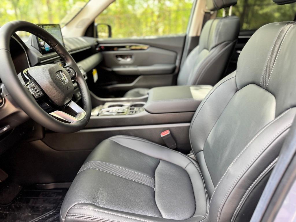 new 2025 Honda Pilot car, priced at $49,305