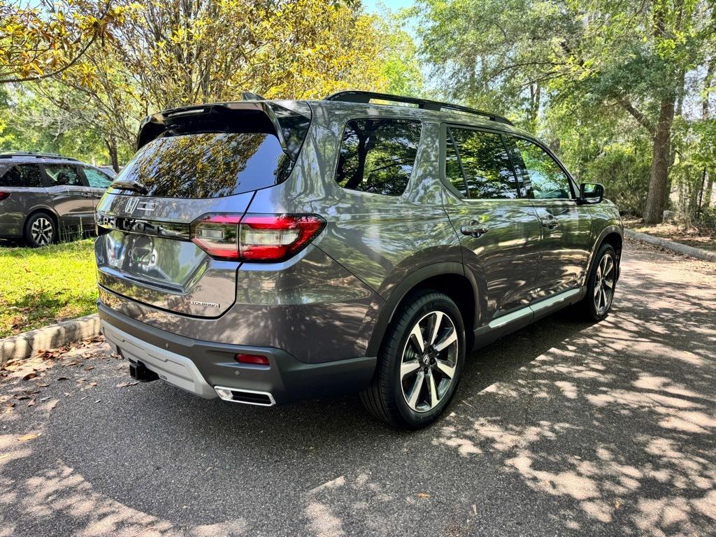 new 2025 Honda Pilot car, priced at $49,940